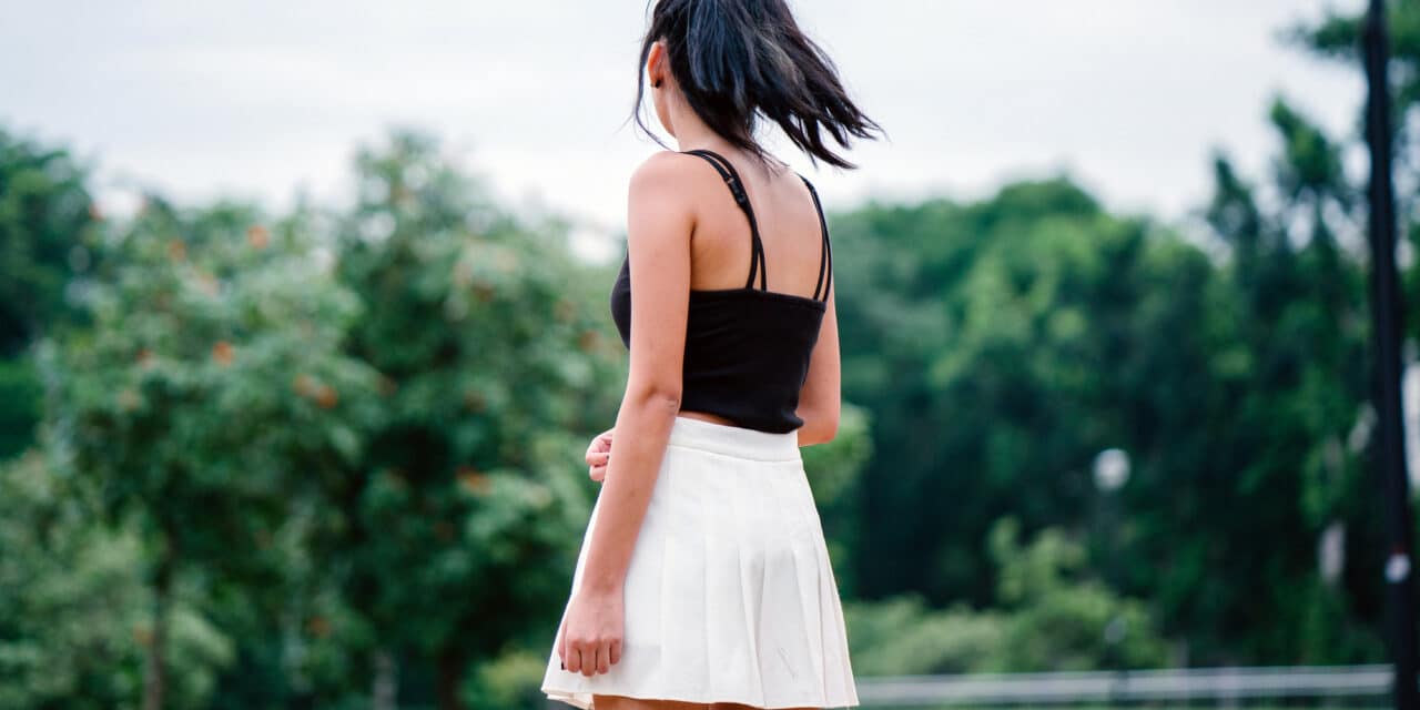 Hoe je een witte rok op verschillende manieren kunt combineren