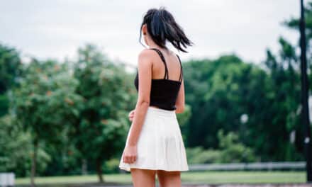 Hoe je een witte rok op verschillende manieren kunt combineren